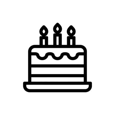 Üç mum ikonlu siyah çizgili pasta. Pastanın üç katmanı var ve beyaz arka planda bir tabakta duruyor..