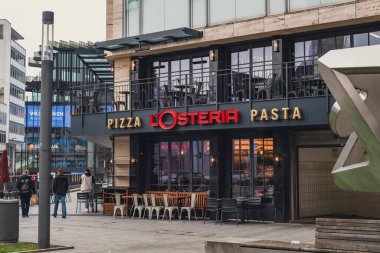 Bir bahar gününde L 'Osteria Pizzacısı' na giriş.