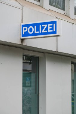Polis departmanı bir binanın yan tarafına imza attı.