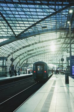Güneşli bir günde Berlin 'in merkez tren istasyonunun içi