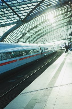 Güneşli bir günde Berlin 'in merkez tren istasyonunun içi