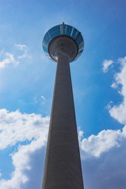  Mavi gökyüzüne karşı Düsseldorf TV kulesine yakın çekim