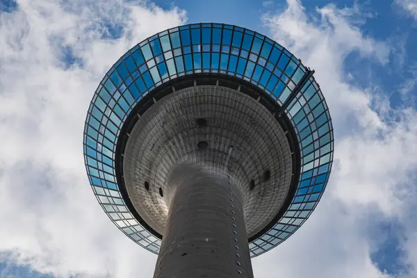  Mavi gökyüzüne karşı Düsseldorf TV kulesine yakın çekim