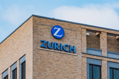 Modern tuğla ofis cephesinde Zürih Sigorta logosu