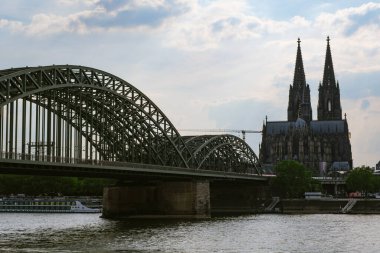 Köln Katedrali ve Ren Nehri üzerindeki Hohenzollern Köprüsü