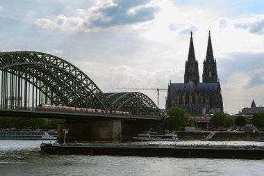 Köln Katedrali ve Ren Nehri üzerindeki Hohenzollern Köprüsü