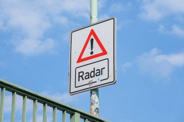 Radar uyarısı yol işareti bulutlu açık mavi gökyüzü