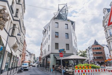 Köln, Almanya 'da çatı heykeli olan modern kafe binası
