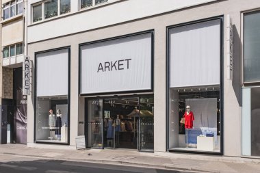 Güneşli bir günde şık vitrinleri olan ARKET giyim mağazası