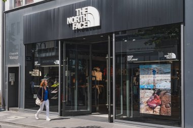 The North Face marka sergi malzemelerinin şehir vitrininde