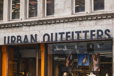 Urban Outfitters mağaza girişinin üstünde moda perakende markası logosu