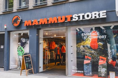 Mammut açık hava vitrinleri, kalın tabelalı ve vitrinli