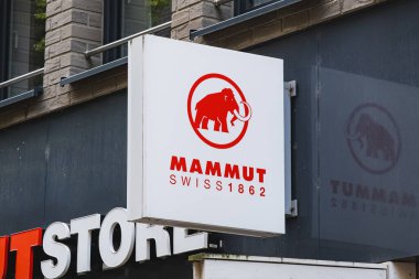 Mammut mağazasının logosu bir dükkanın yanında.