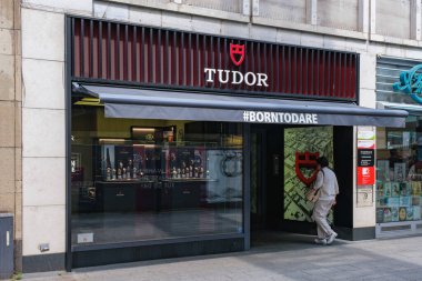 Tudor lüks markalaşma ve mağaza vitrinli bir butik mağaza.