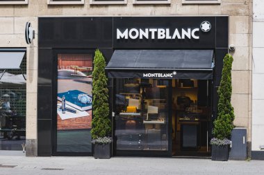 Montblanc mağazası vitrininde lüks mallar sergileniyor.