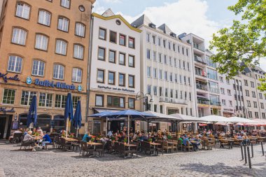 Old Town 'daki Heumarkt Meydanı' ndaki açık kafelerde yemek yiyen insanlar.