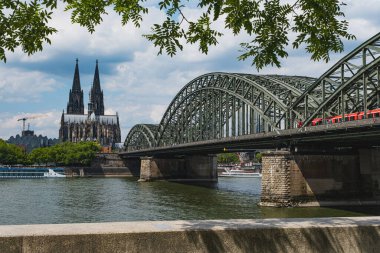 Köln Katedrali ve Ren Nehri üzerindeki Hohenzollern Köprüsü