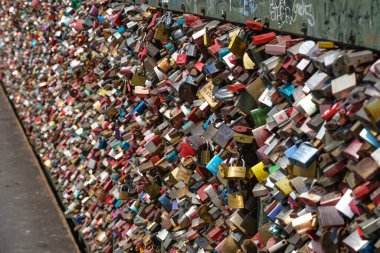 Aşkın ve arkadaşlığın sembolü olarak köprü çitlerine bağlı birçok renkli asma kilit var.