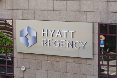 Ofis duvarındaki Hyatt Regency Oteli tabelası