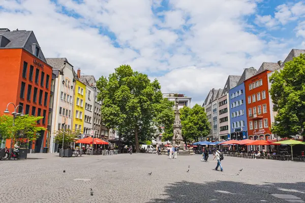 Renkli binalar ve Cologne 'un eski kasabasında canlı meydanlar
