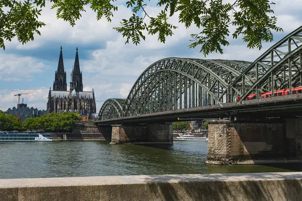 Köln Katedrali ve Ren Nehri üzerindeki Hohenzollern Köprüsü