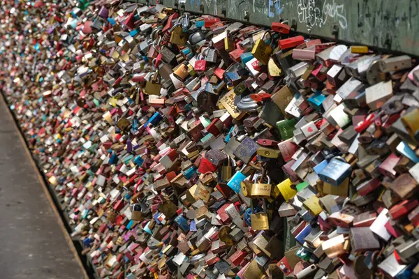 Aşkın ve arkadaşlığın sembolü olarak köprü çitlerine bağlı birçok renkli asma kilit var.