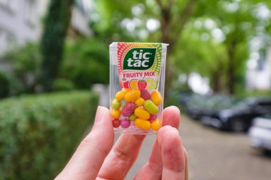 Renkli Tic Tac Taity Meyve Karışık şeker paketleri canlı bir sokakta açık havada duruyordu.