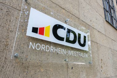 CDU Nordrhein-Westfalen tabelası taş bina duvarına asılmış.