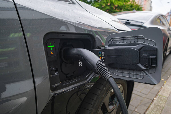 Электрический автомобиль зарядки на улице станции в крупном плане зрения