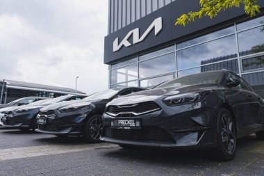 Yeni KIA araçları satış için bayiliğin dışına dizildi
