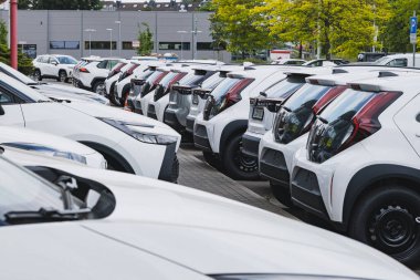 Yeni Toyota arabaları bir bayilik binasının önüne park edilmiş.