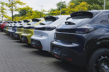 Peugeot arabaları bir bayilik binasının önüne park edilmiş.