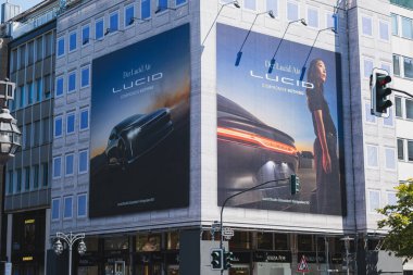 Düsseldorf 'taki belediye binasının köşesinde Lucid Air reklam pankartları