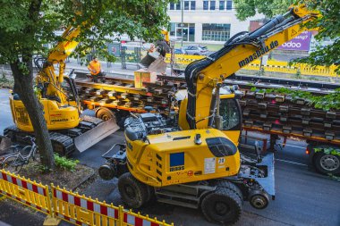 Demiryolu şantiyesinde inşaat işçileri ve kazıcılar