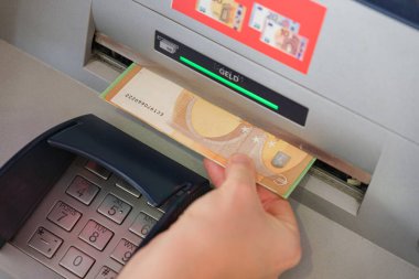 Almanya 'daki bir ATM' den avro çekiliyor.