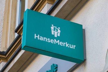 HanseMerkur logosu bir binanın kenarında