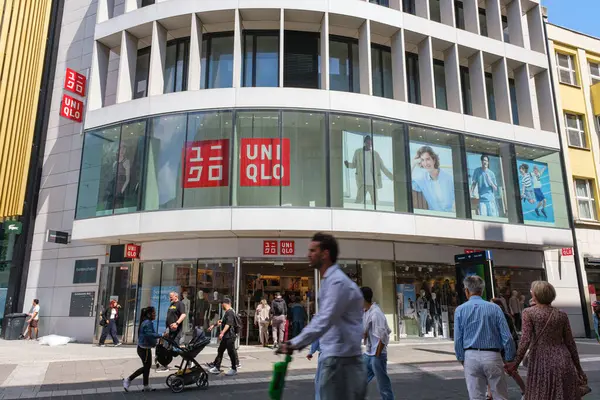 UNIQLO Düsseldorf mağazasının önünden geçen insanlarla dolu cephe