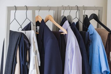 Organize gömlek, ceket ve pantolon askısı.