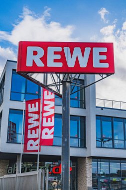 REWE 'nin büyük açık hava logosu, Alman gıda perakendecisi.