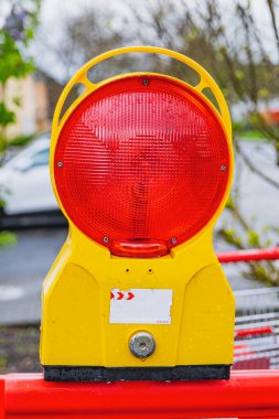 Işıklı kırmızı bariyer