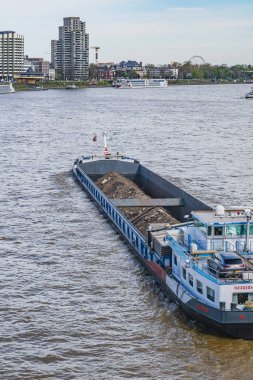 Köln 'deki Ren Nehri' nde kargo gemisi.