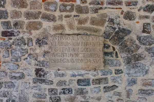 Ortaçağ tuğla duvarı toprak rengine boyanmış plakla.