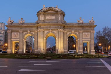 Madrid 'deki Alcala kapısı. Önemli sembol Madrid