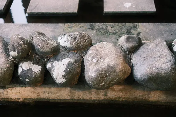 Yakından bakıldığında geniş, pürüzsüz nehir taşları ya da kayalardan oluşan bir çizgi ortaya çıkar, gri tonlarının değişmesi ve bazı çarpıcı beyaz liken yamaları