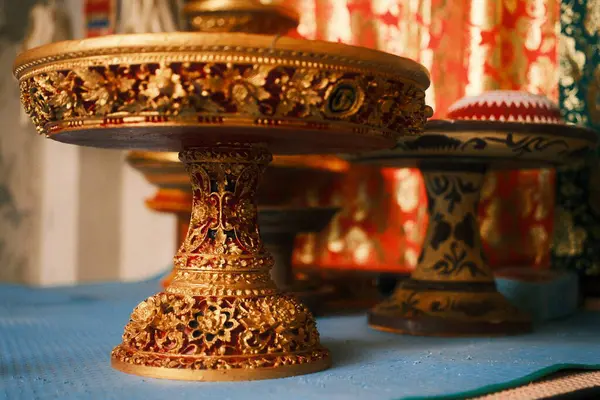 Çok güzel bir el yapımı geleneksel Balili dulang, Hindu törenleri sırasında adak adamak için kullanılan süslü altın bir ahşap kaide.