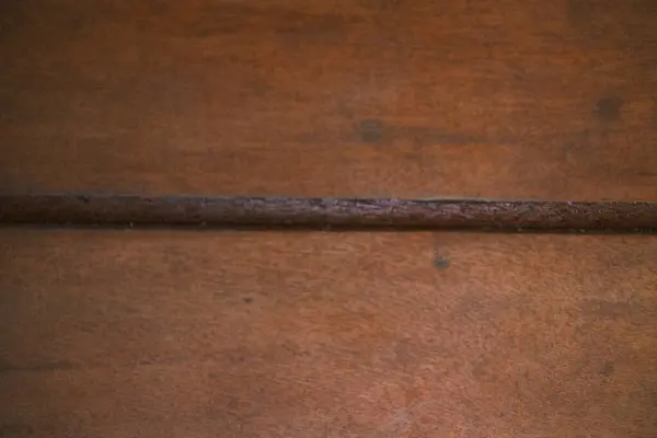 Zengin, sıcak, kahverengi ahşap bir yüzey, arka plan veya tasarım elementleri için mükemmel bir rustik ve otantik doku sağlayan doğal tahıl ve yaşlı karakterini sergiler..