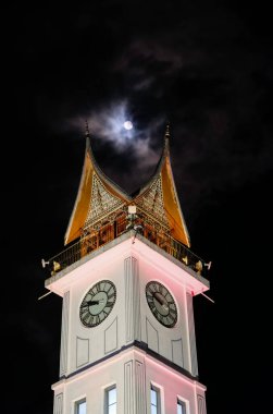 Batı Sumatera, Endonezya - 18 Eylül 2024: Bukittinggi City 'de Jam Gadang veya Saat Kulesi' nin yakın çekimi.