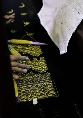 Weaver, Pekanbaru 'daki Kampung Bandar Tenun Evi' nde geleneksel Riau Malay şarkısı dokuyor..