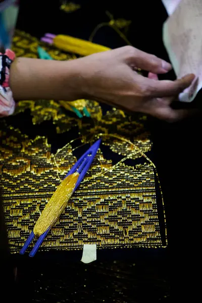 Weaver, Pekanbaru 'daki Kampung Bandar Tenun Evi' nde geleneksel Riau Malay şarkısı dokuyor..