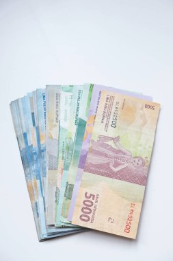 Beyaz arka planda izole edilmiş Endonezya rupiah banknotları koleksiyonu, seçici odak